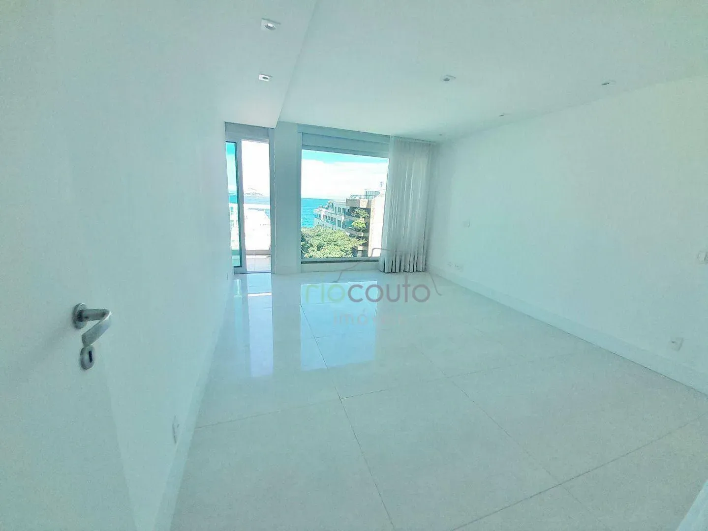 Apartment with 4 bedrooms and a balcony — photo 23