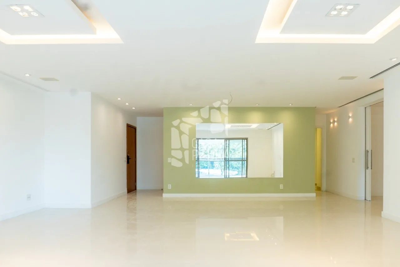 4-bedroom apartment with enclosed glass balcony — photo 6