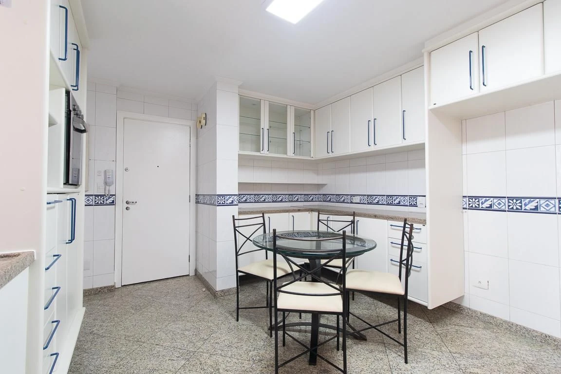 3-bedroom apartment with a bathtub in Curitiba — photo 71