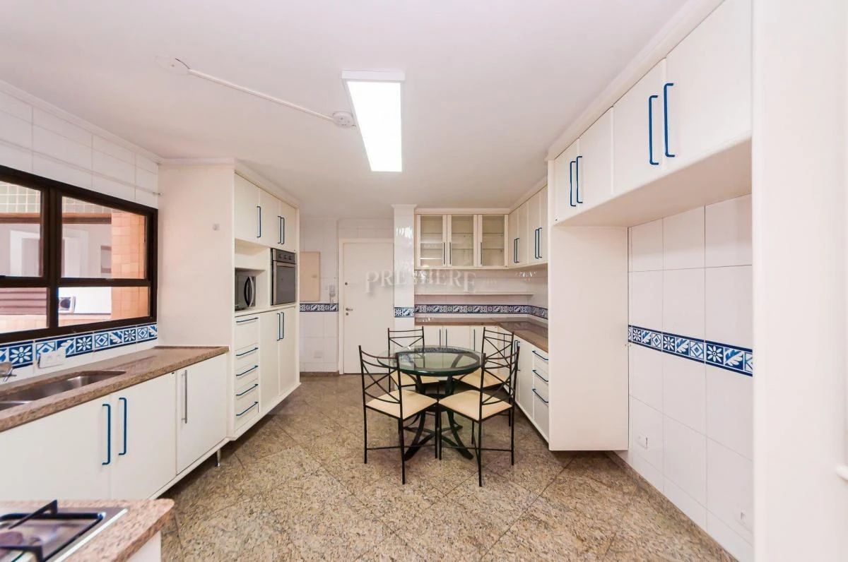 3-bedroom apartment with a bathtub in Curitiba — photo 2