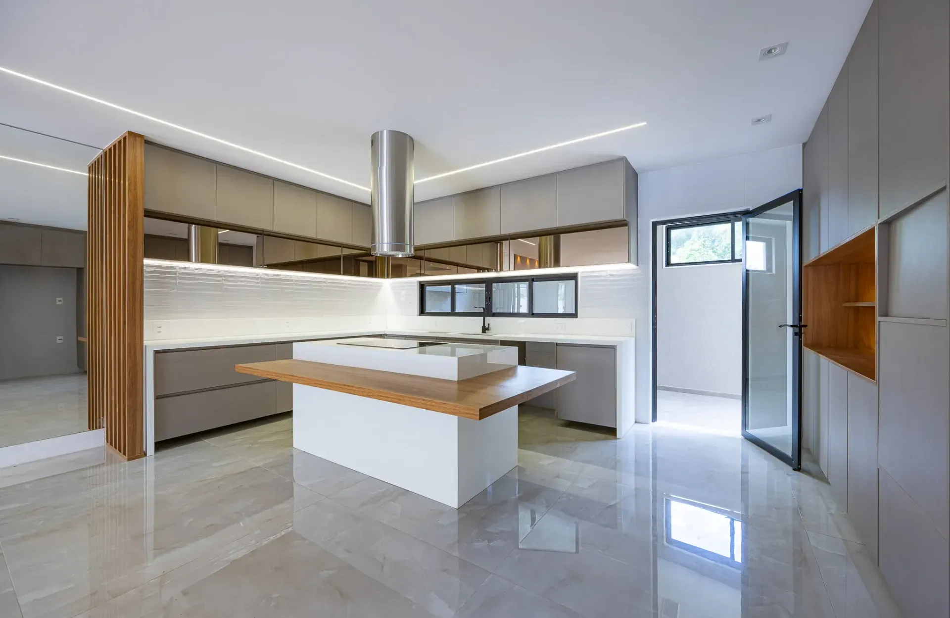 Furnished house with 5 suites and floor-to-ceiling windows — photo 5