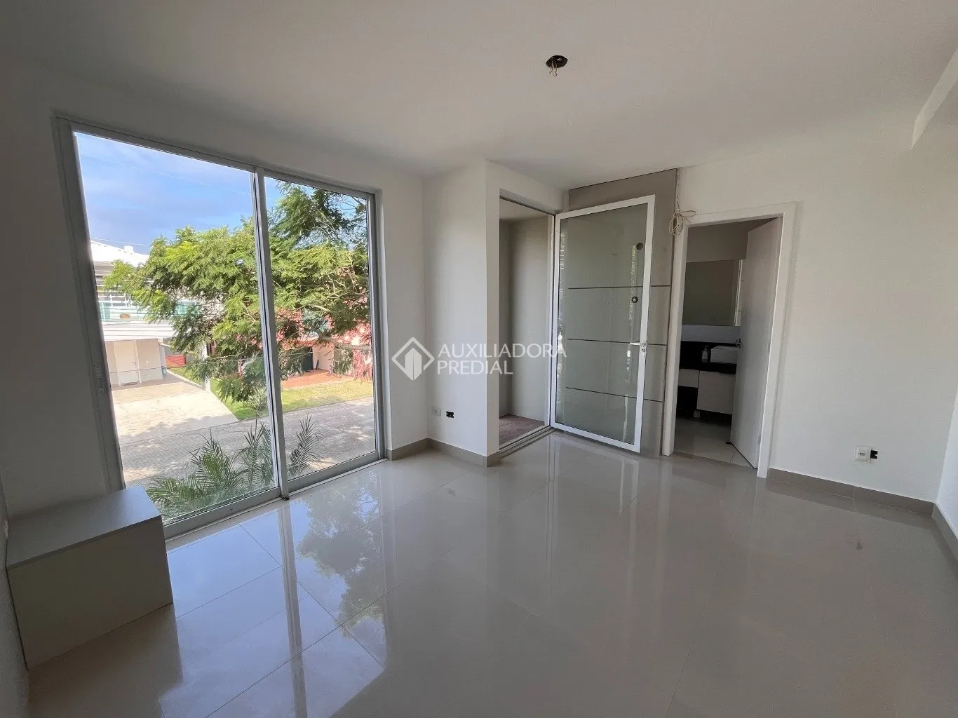 Floor-to-ceiling windows in a 3-bedroom house, 220 m² — photo 19