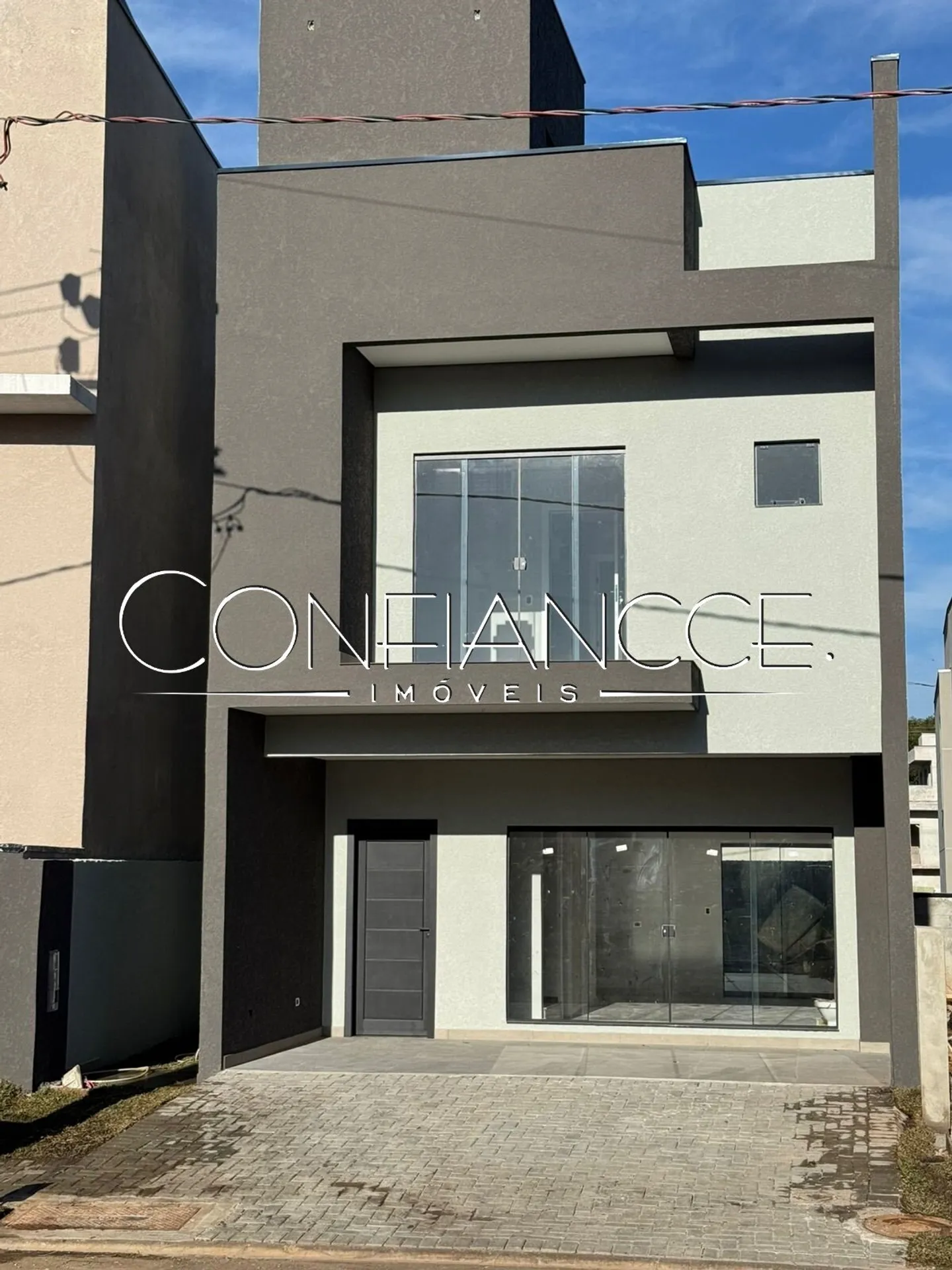 Condominium house with 3 bedrooms, 3 baths and 2 parking