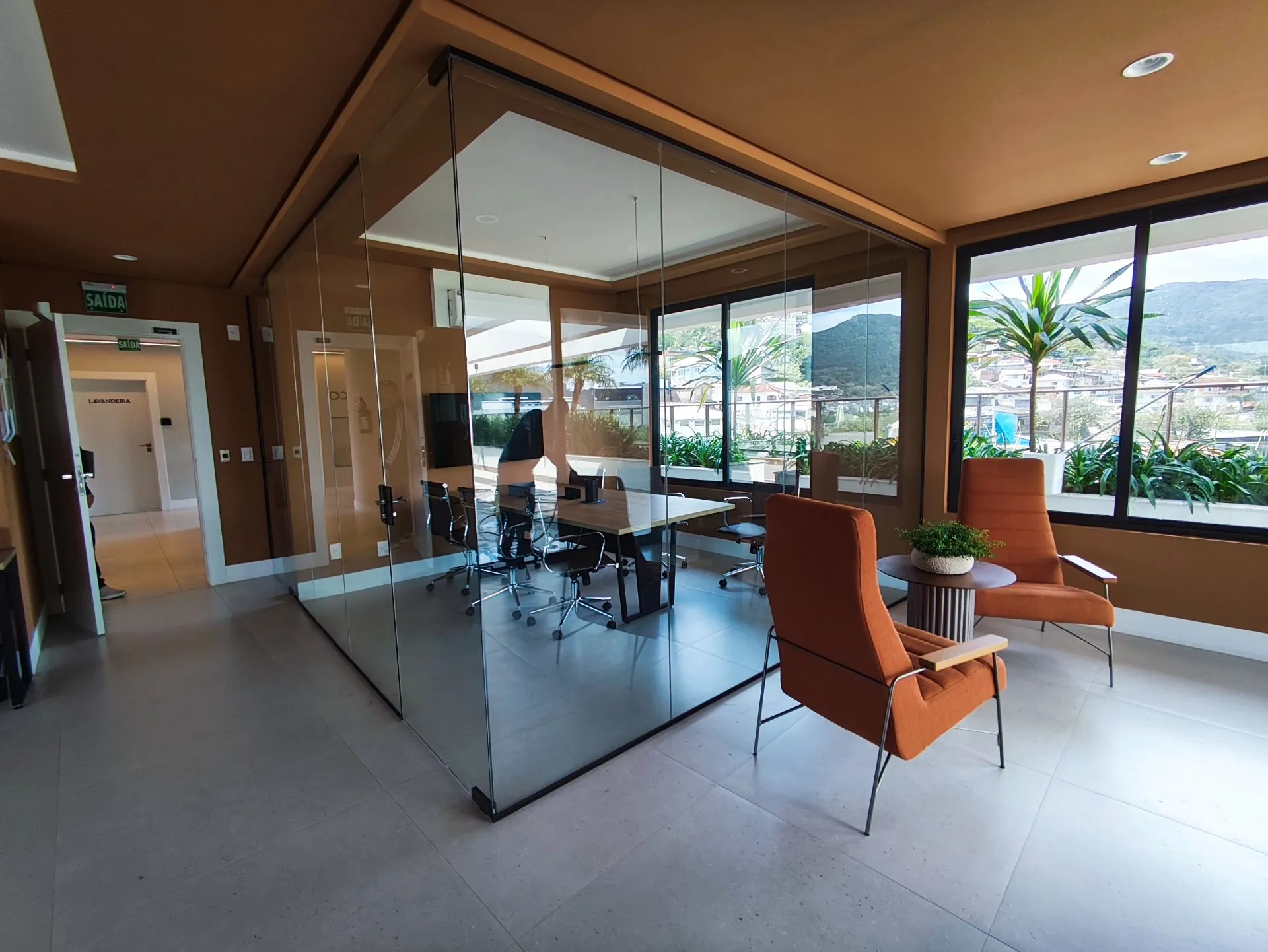 One-bedroom apartment in a building with a heated pool — photo 44