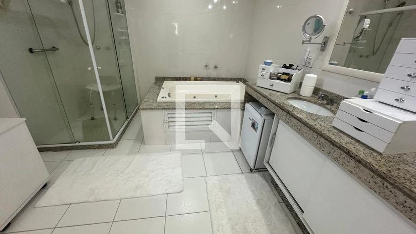 Walk-in closet in a 5-bedroom house, 250 m² — photo 23