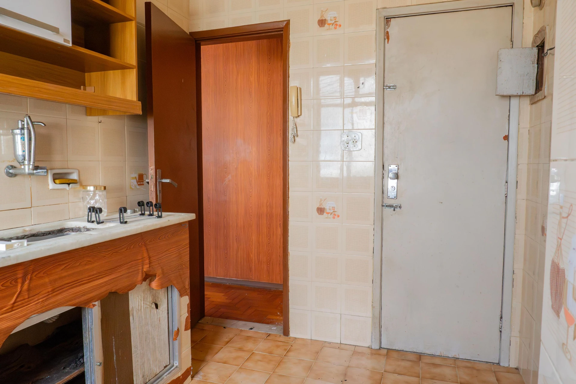 One-bedroom apartment with wood or laminate floors — photo 20