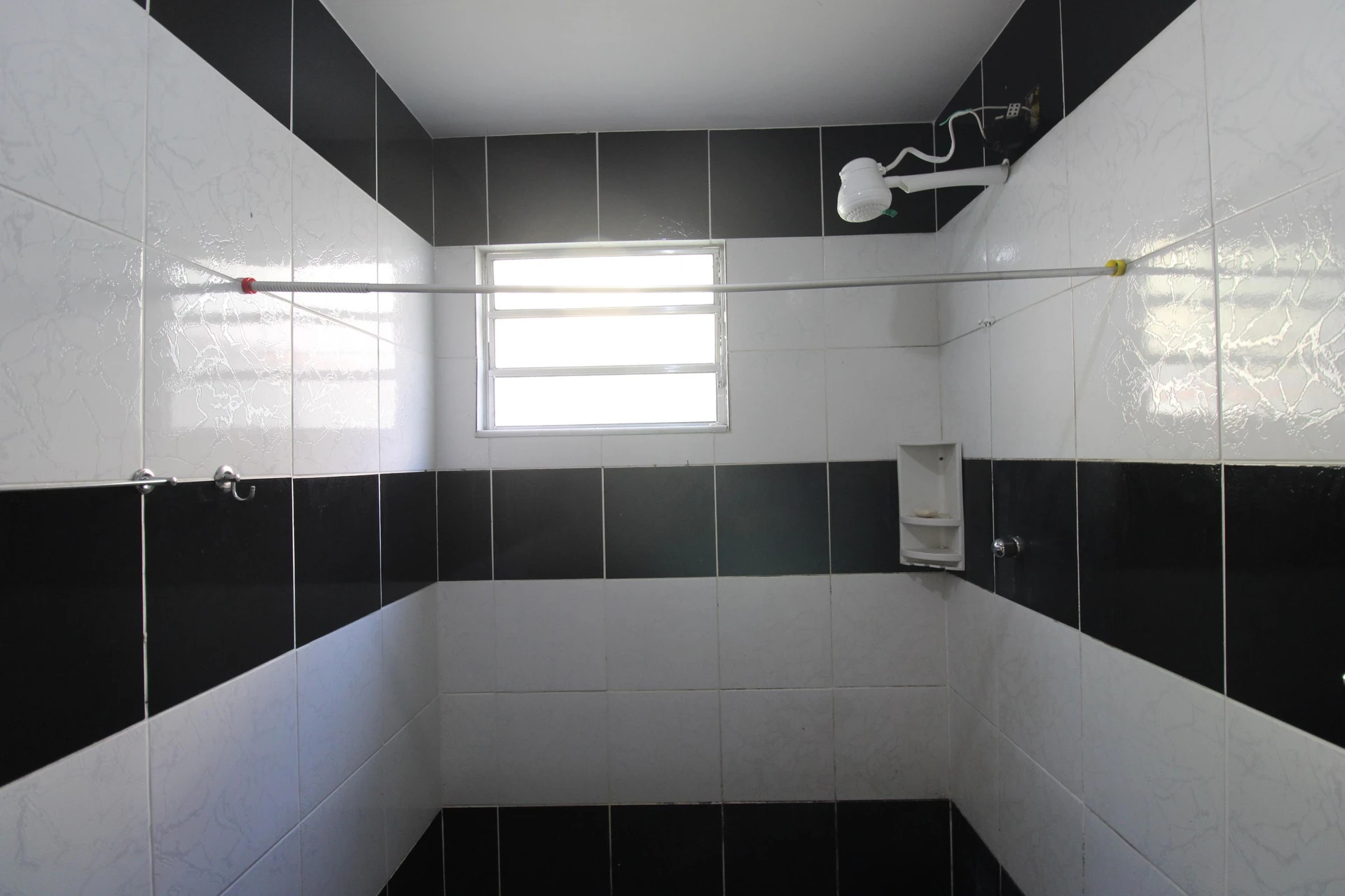 Unfurnished house with 3 bedrooms, 2 bathrooms and garden — photo 11