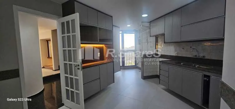 217 m² duplex with 3 en-suite bedrooms and 2 parking spots — photo 2