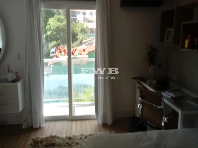 11-bedroom house with a walk-in closet in Rio de Janeiro — photo 9