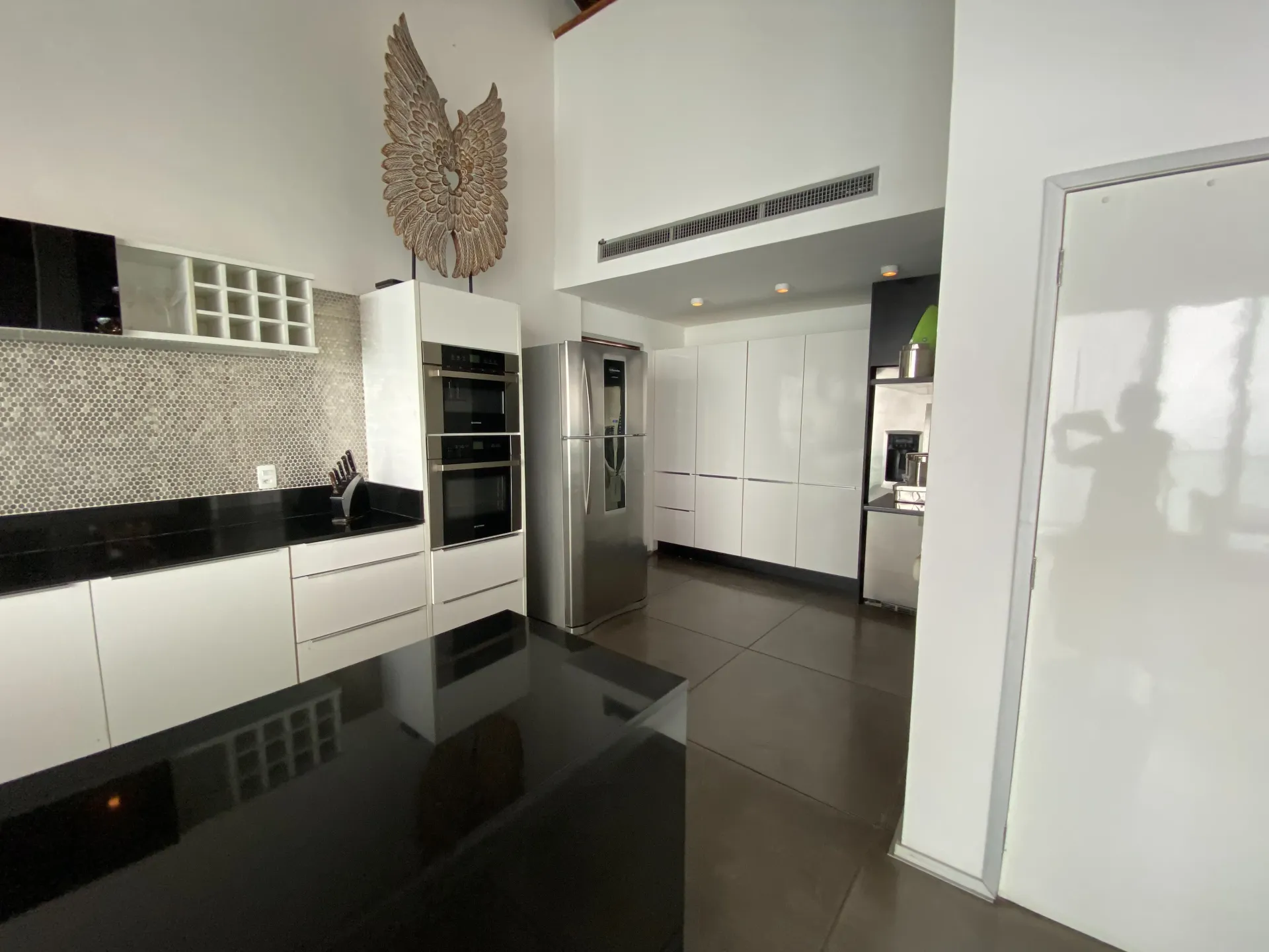 800 m² house with 5 bedrooms and an open-plan kitchen — photo 57