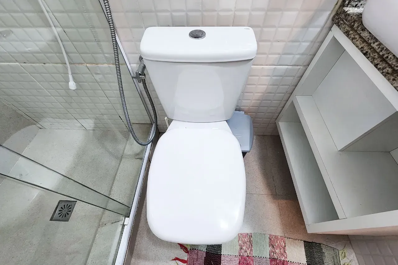 One-bedroom apartment with a washing machine — photo 17