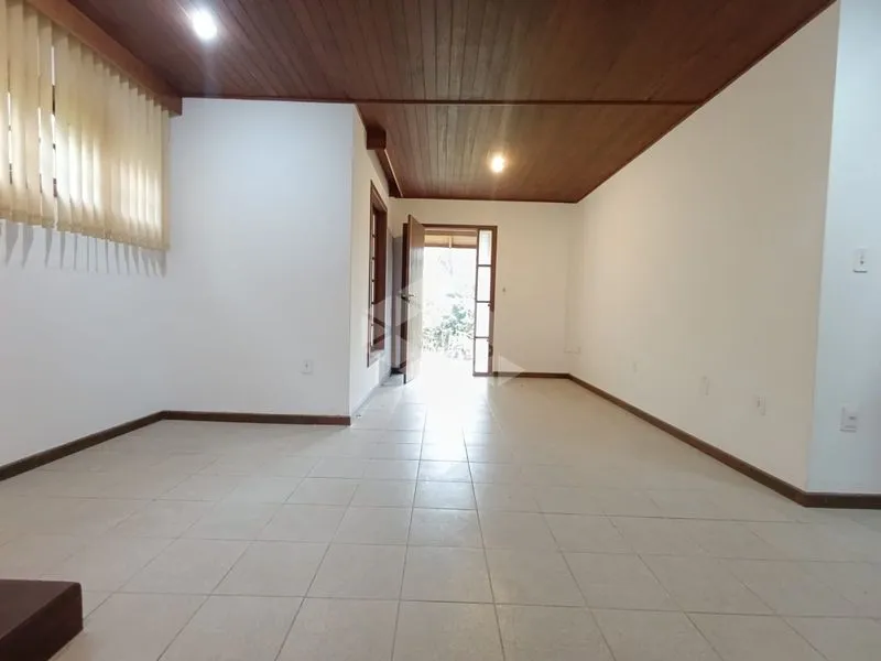 Furnished 360 m² house with 3 bedrooms and 6 parking spaces — photo 32