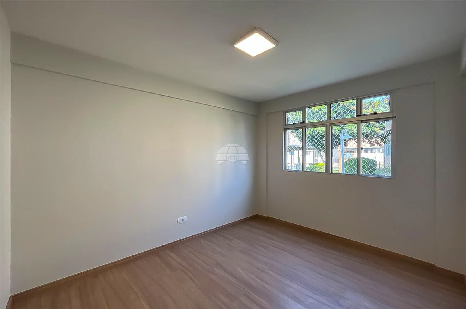Wood or laminate floors in a 3-bedroom apartment, 50 m² — photo 9