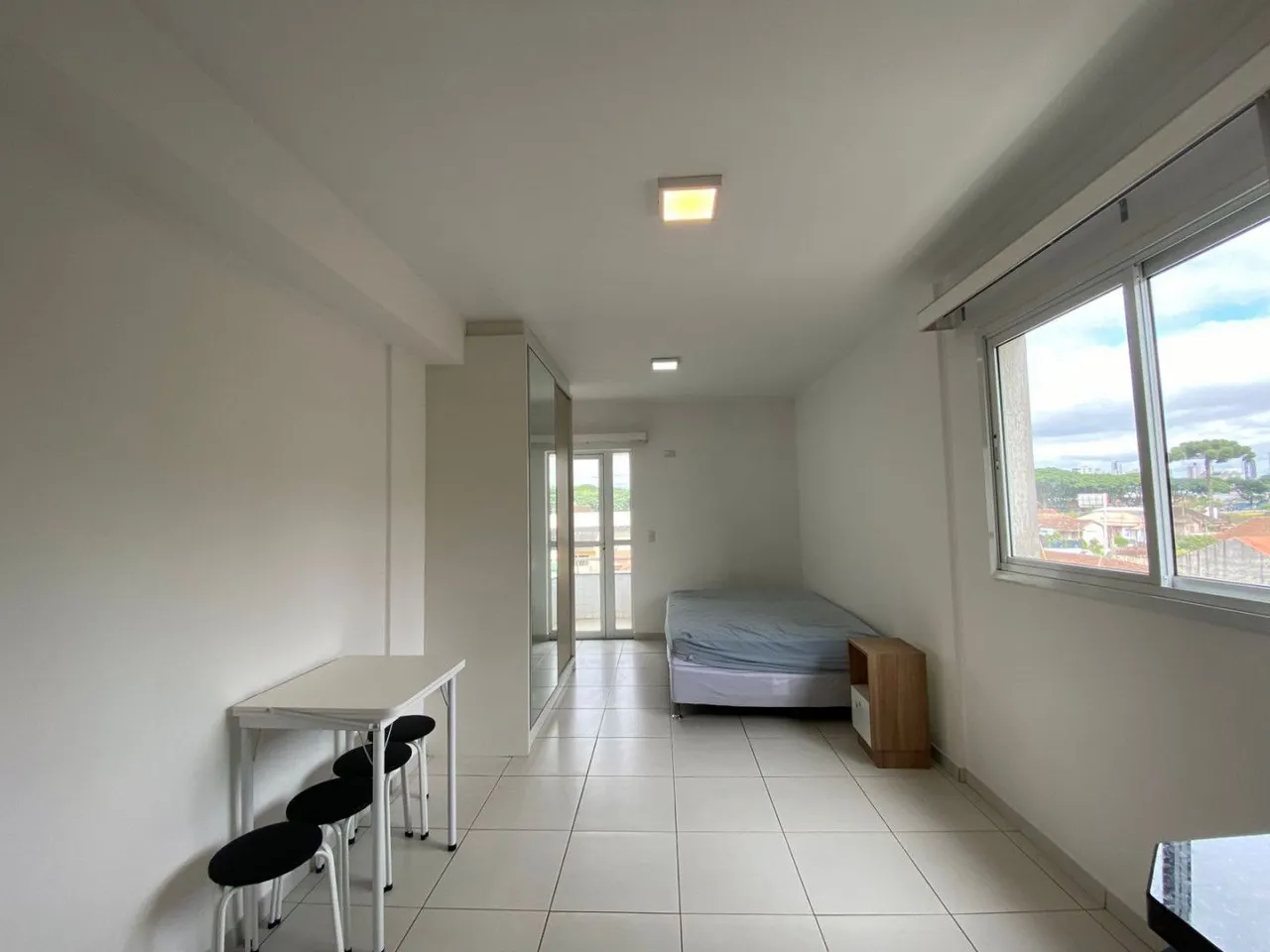 Estudio amueblado con armarios empotrados y plaza — photo 12