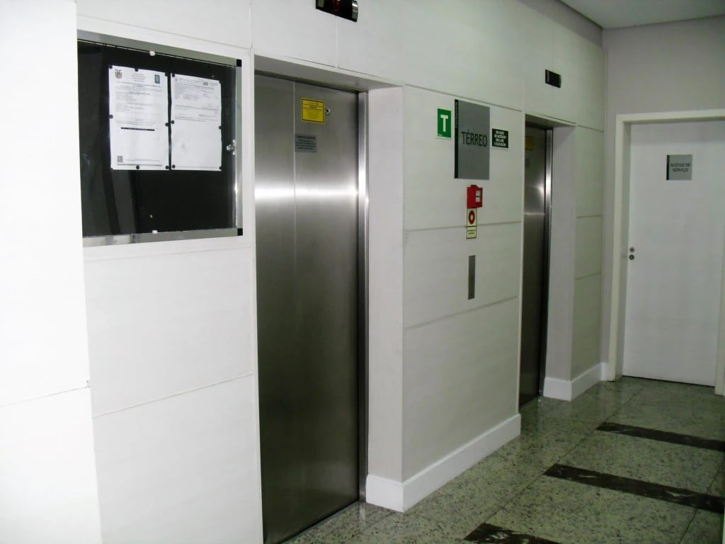 Студия 37 м² с панорамными окнами и застеклённым балконом — photo 25