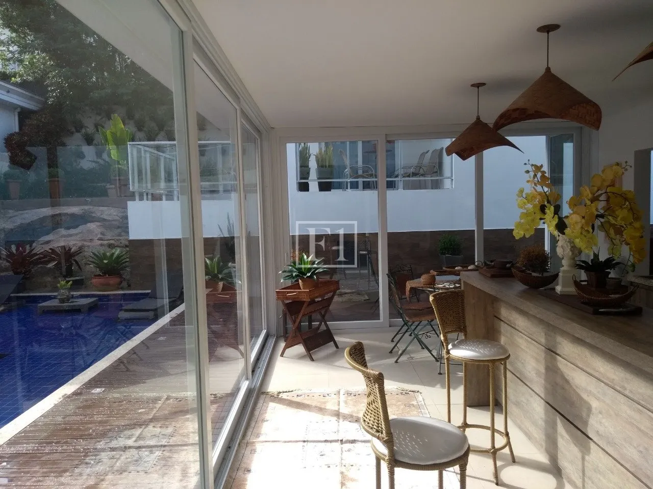 Furnished house, 450 m², with floor-to-ceiling windows — photo 12