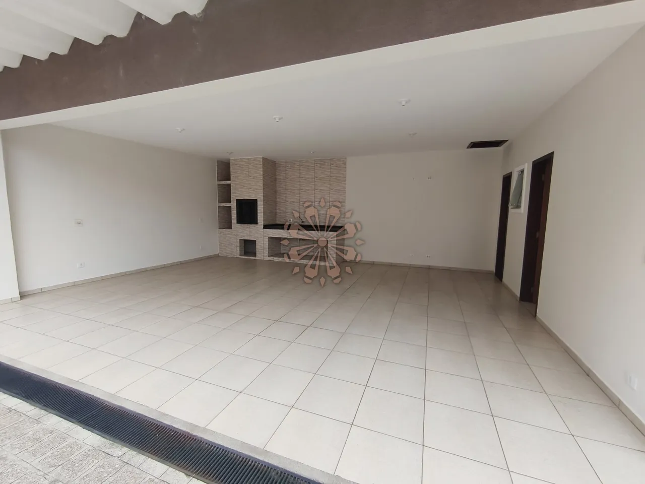 House with 3 bedrooms and 3 bathrooms across 250 m² — photo 4