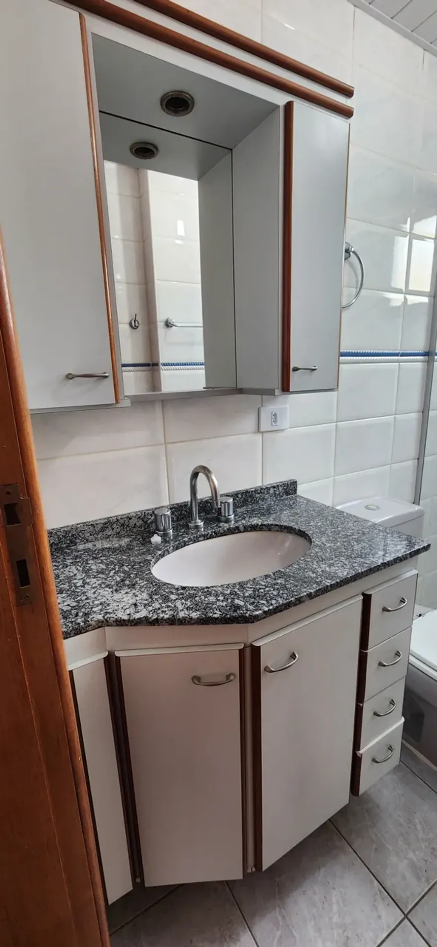 Wood or laminate floors in a one-bedroom apartment, 30 m² — photo 4