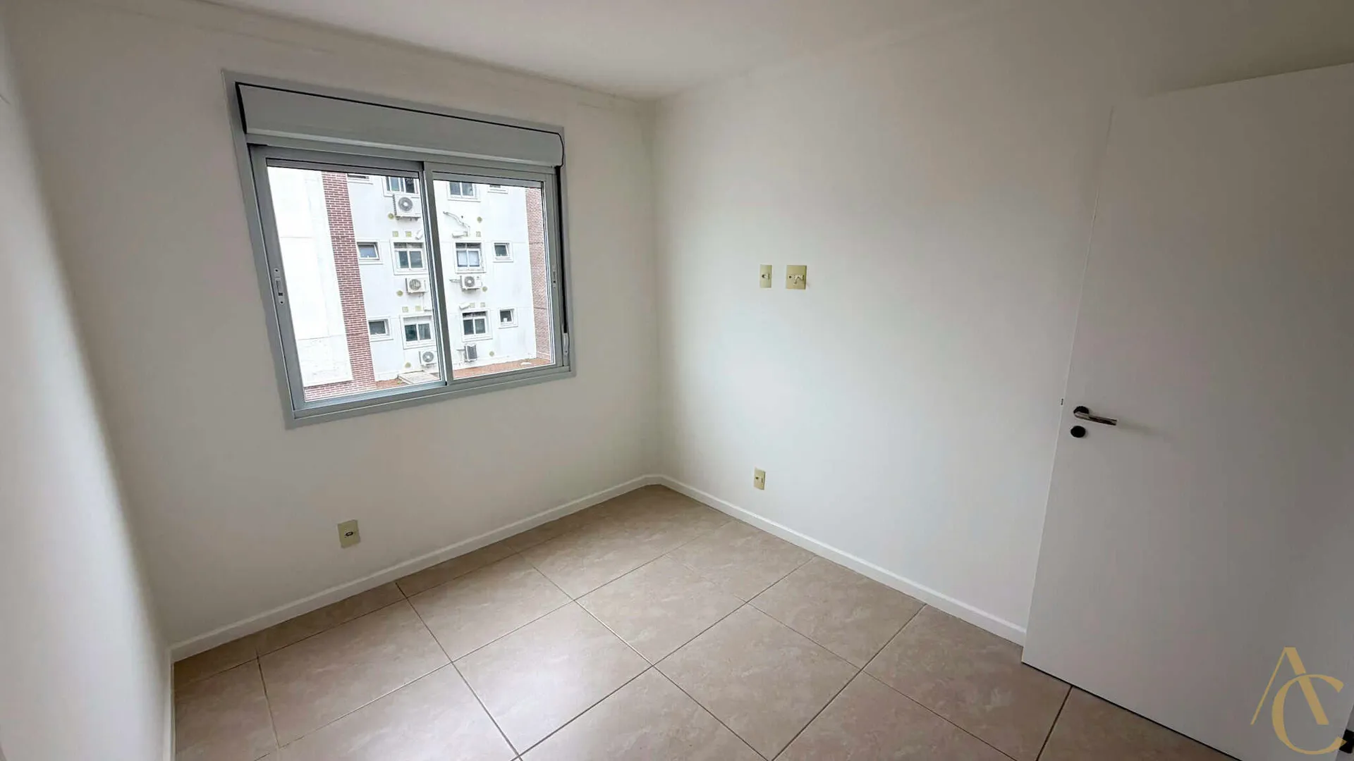Balcony with a grill in a 3-bedroom apartment, 97 m² — photo 15