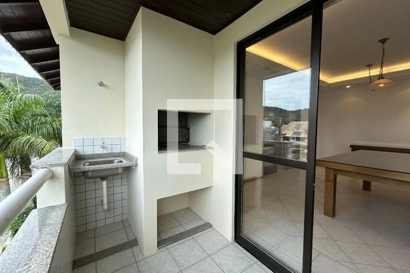 5-bedroom apartment with a bathtub in Florianópolis — photo 49