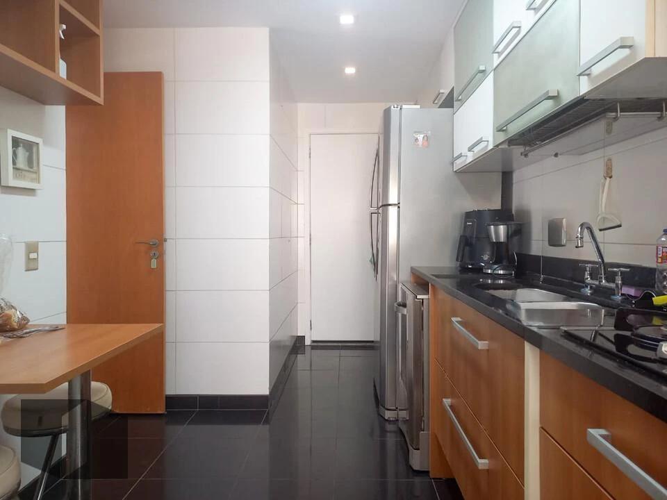 Furnished 3-bedroom apartment with 3 baths and balcony — photo 22