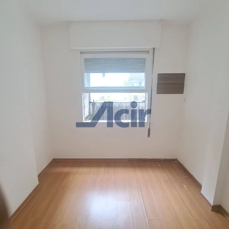 Wood or laminate floors in a one-bedroom apartment, 39 m² — photo 6