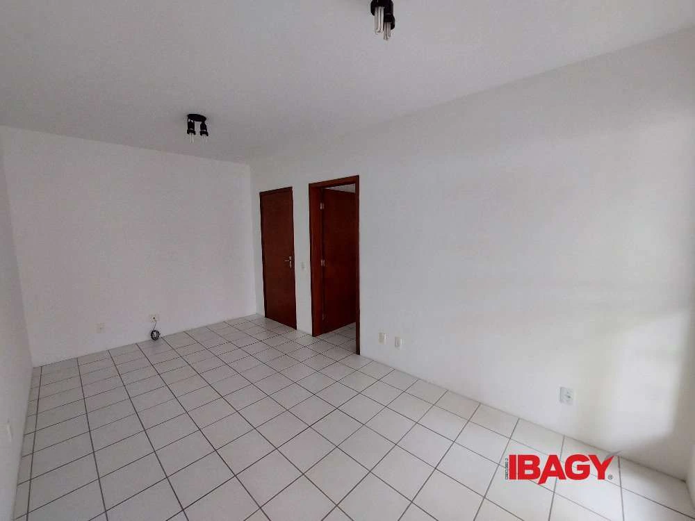 77 m² apartment with 2 en-suite bedrooms and balcony — photo 4