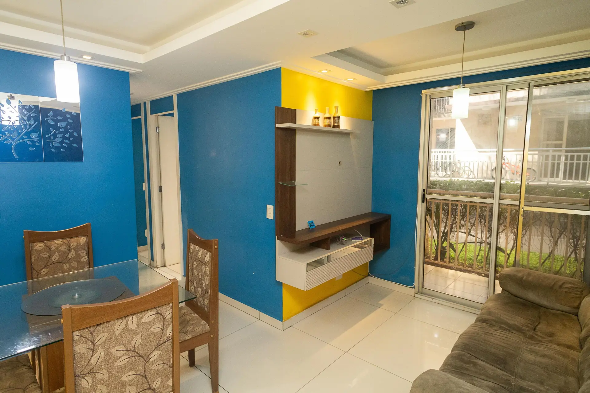 Apartamento sem mobília com 2 quartos e varanda