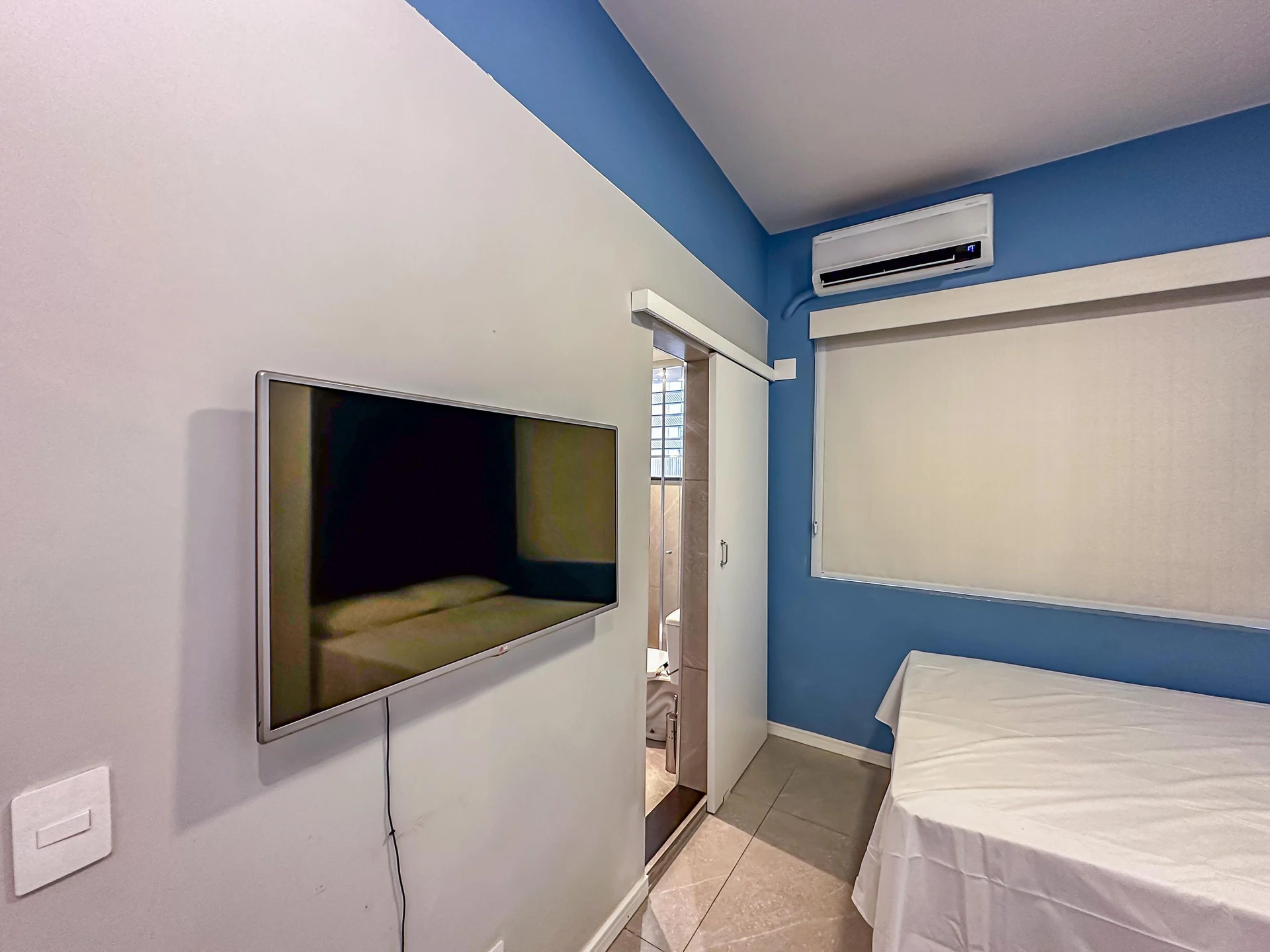 Furnished studio with glass shower and 1 bedroom — photo 27