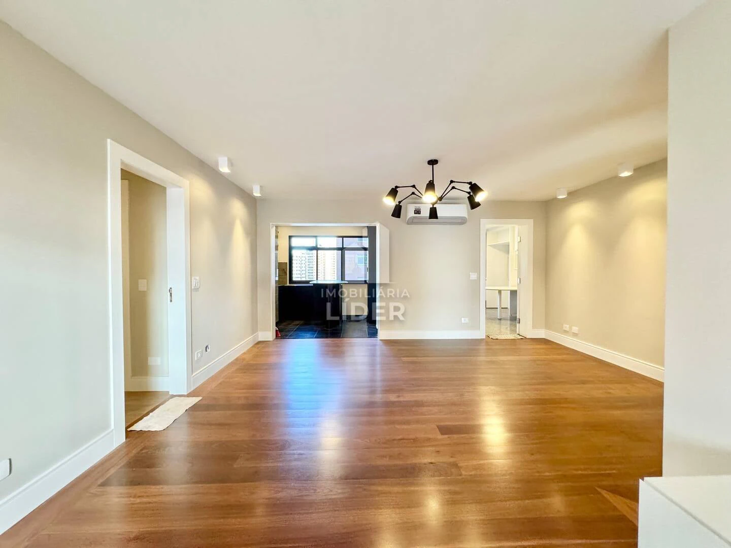 Apartment with 4 bedrooms and 3 parking spots, balcony — photo 15