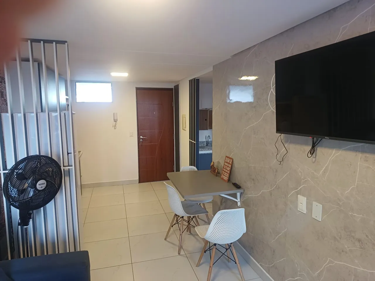 One-bedroom apartment in a building with a gym — photo 9