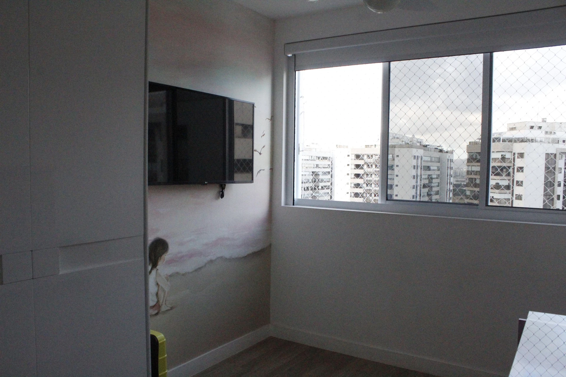 Glass-enclosed balcony in a 3-bedroom apartment, 115 m² — photo 25