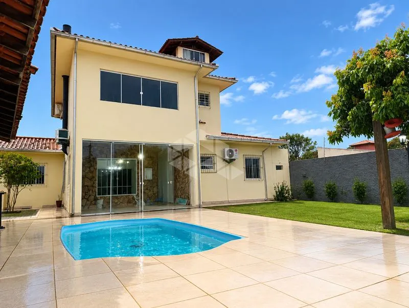 4-bedroom house with a bathtub in Florianópolis — photo 3