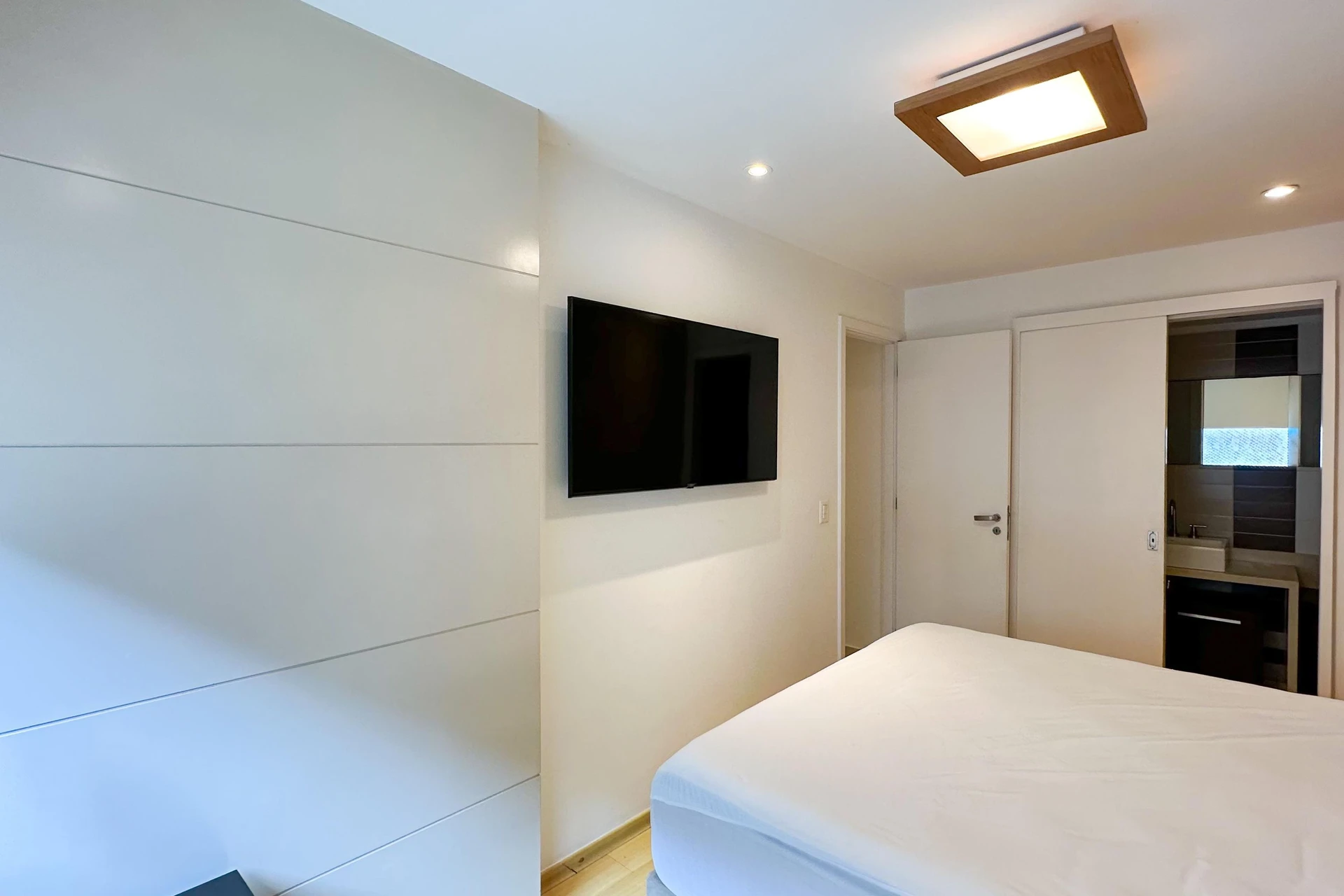 Furnished apartment with 2 bedrooms and built-in wardrobes — photo 14