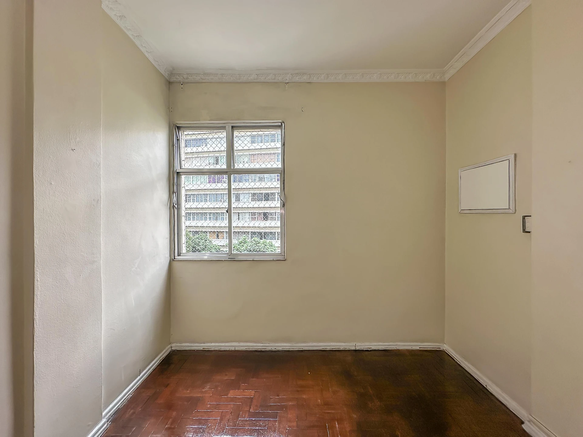 Wood or laminate floors in a one-bedroom apartment, 62 m² — photo 15