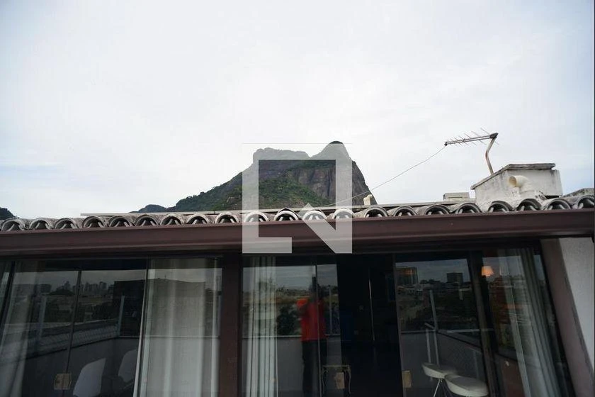 2-bedroom apartment with a balcony and 270 m²