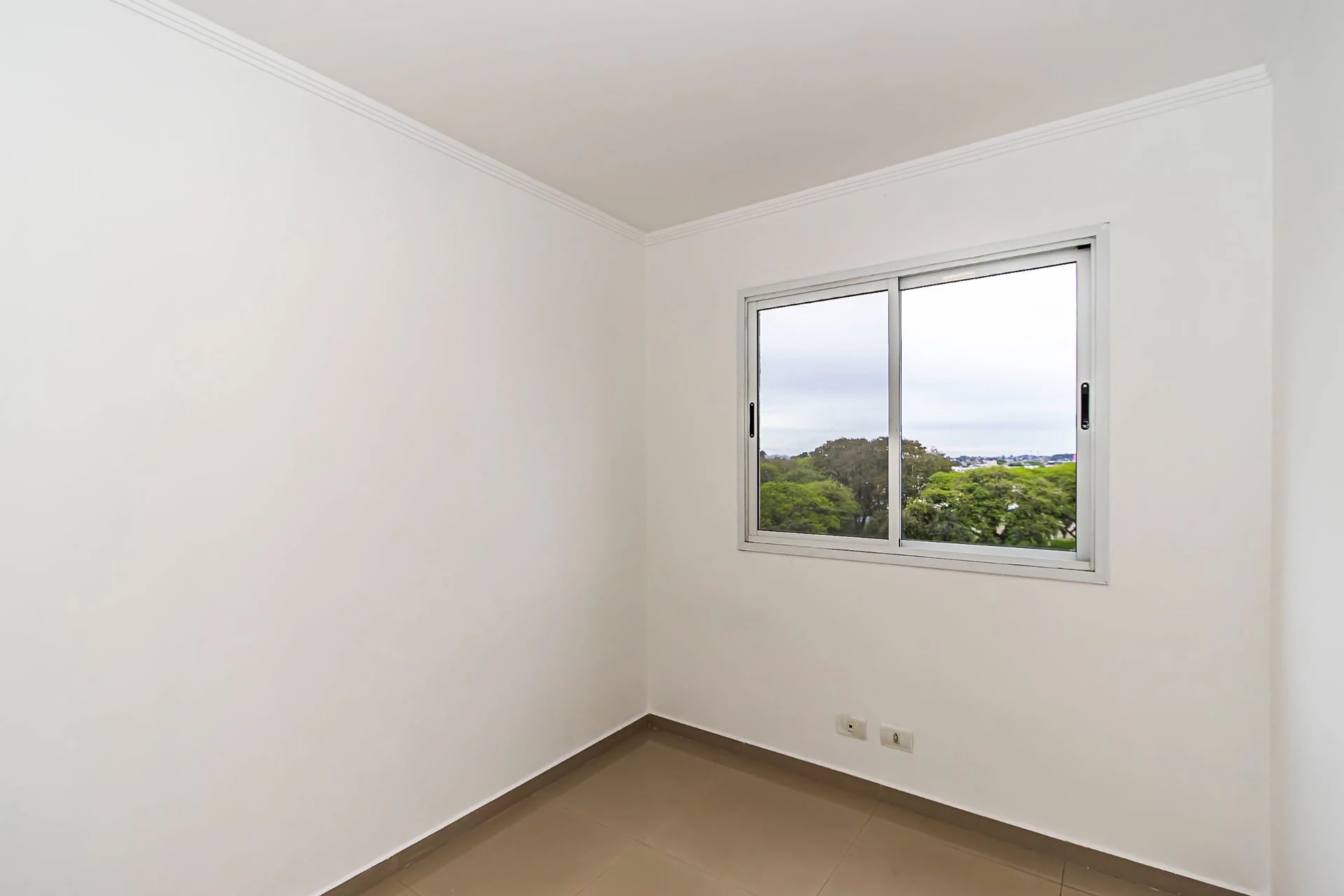 3-bedroom apartment in a building with a pool — photo 18
