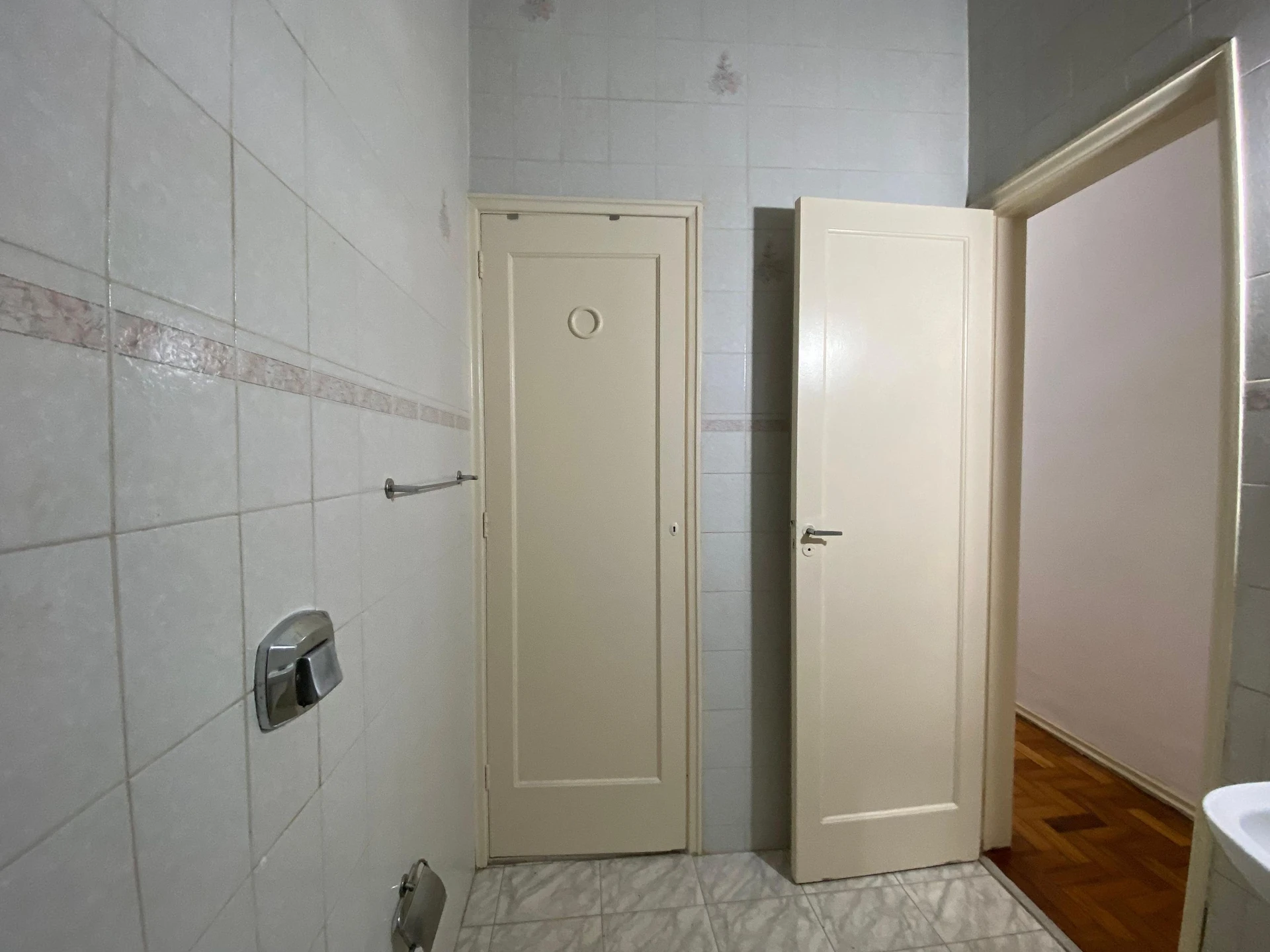 Bathtub in a one-bedroom apartment, 50 m² — photo 41