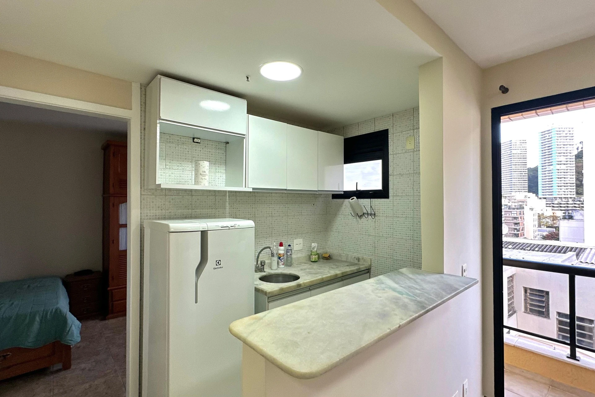 Furnished 1-bedroom apartment with a glazed balcony — photo 2
