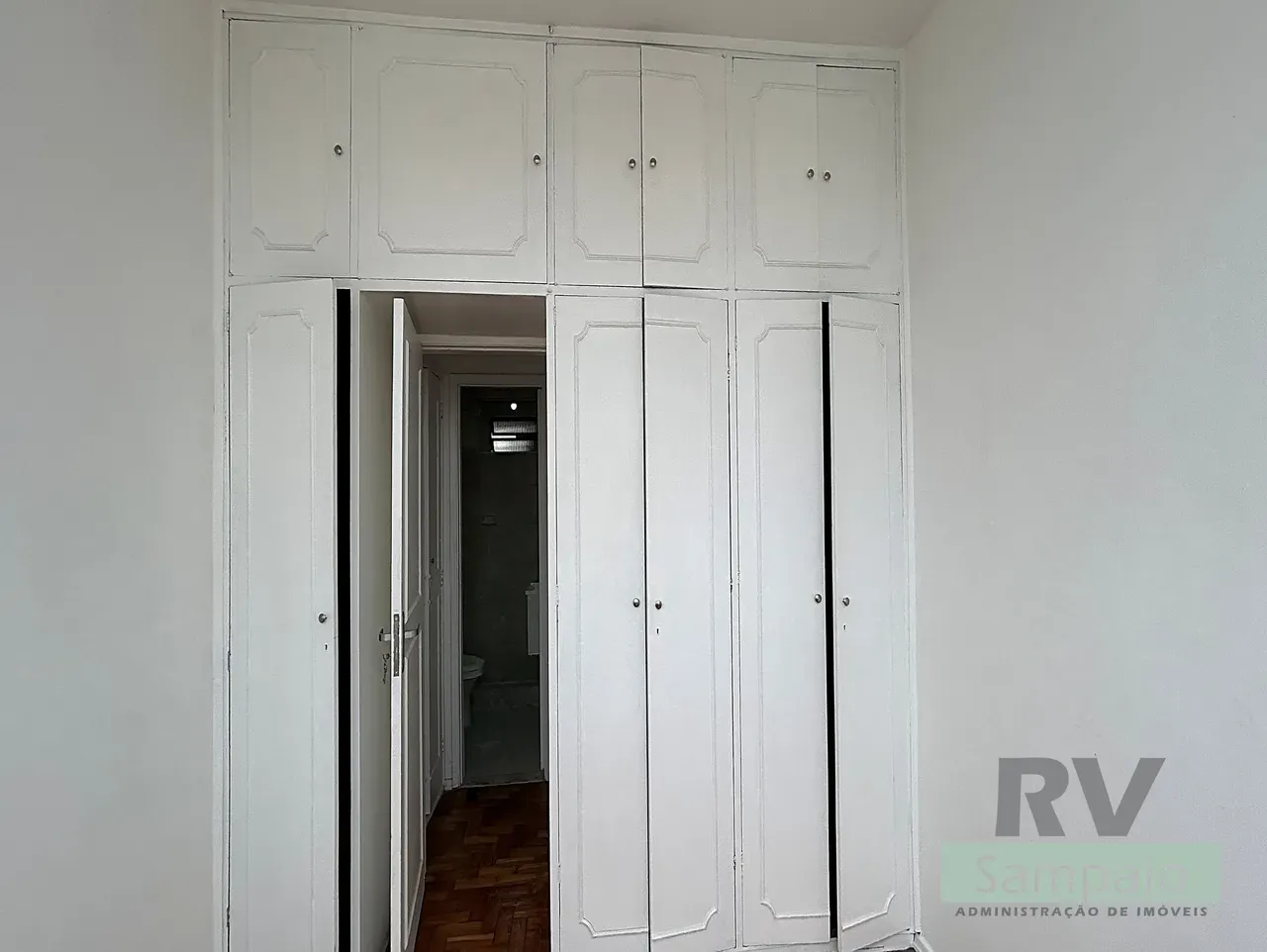 One-bedroom apartment with wood or laminate floors — photo 12