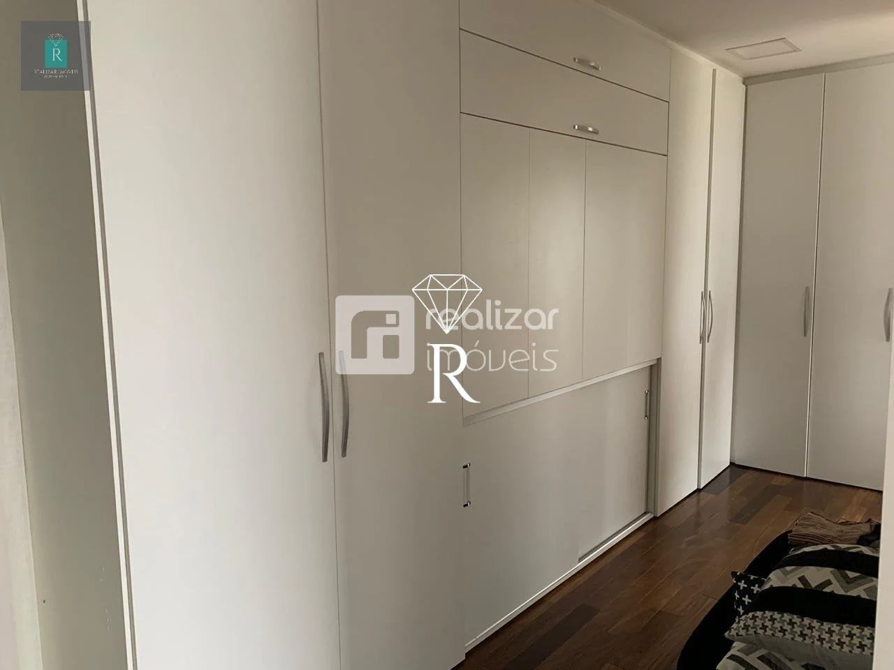 Furnished 5-bedroom house with private garden