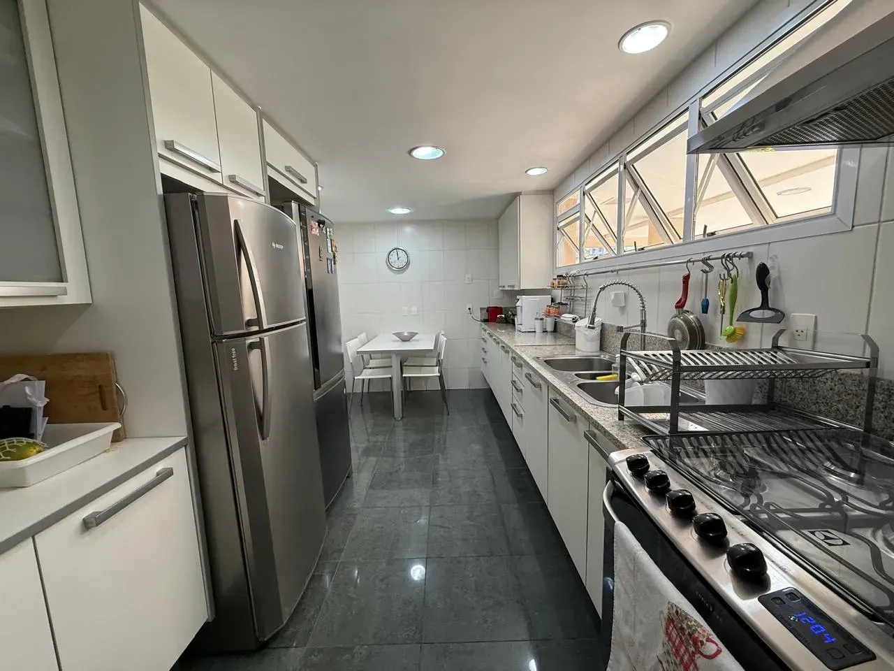 Furnished house with 4 bedrooms, 5 bathrooms and desk — photo 12