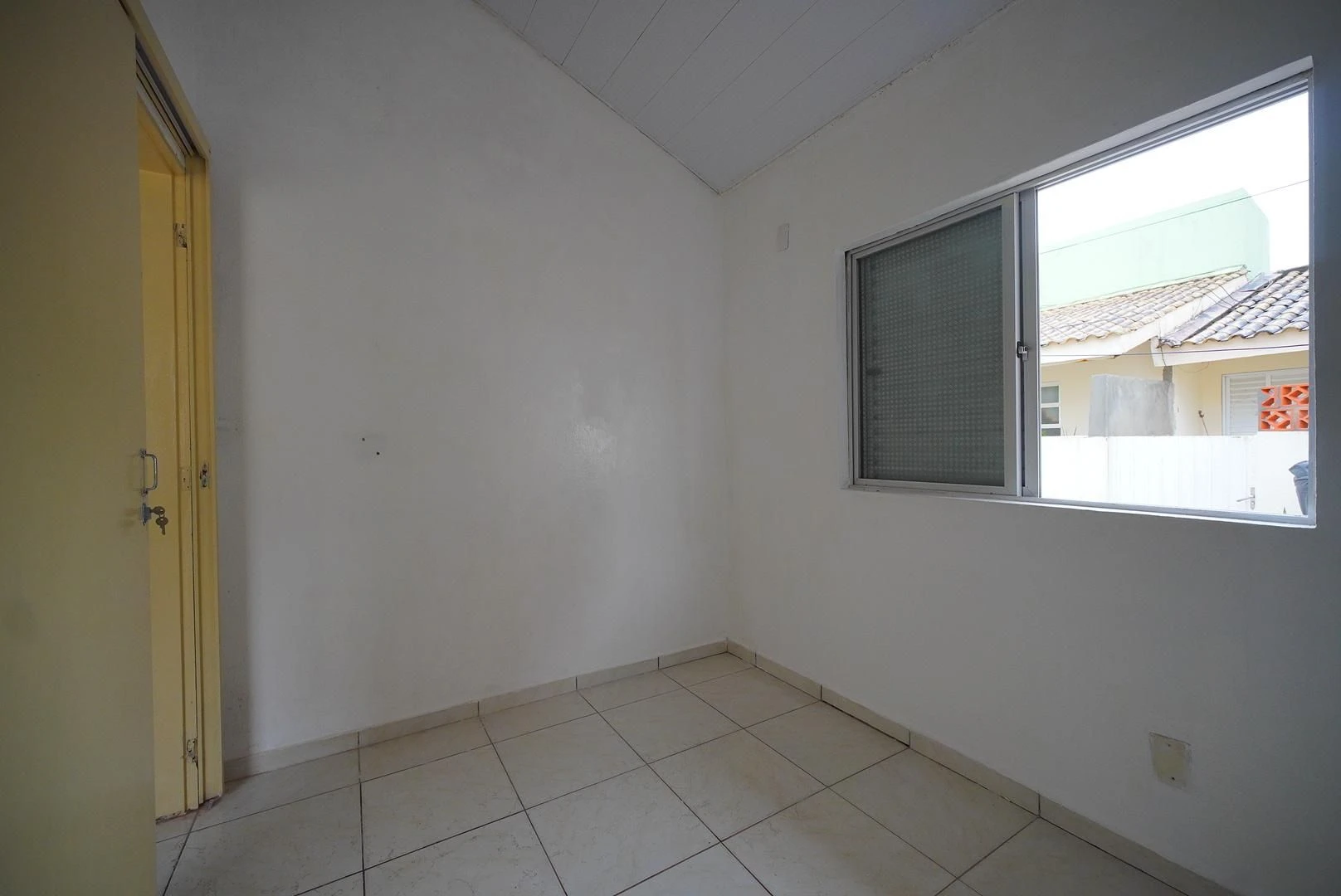 One-bedroom house with a garden — photo 12
