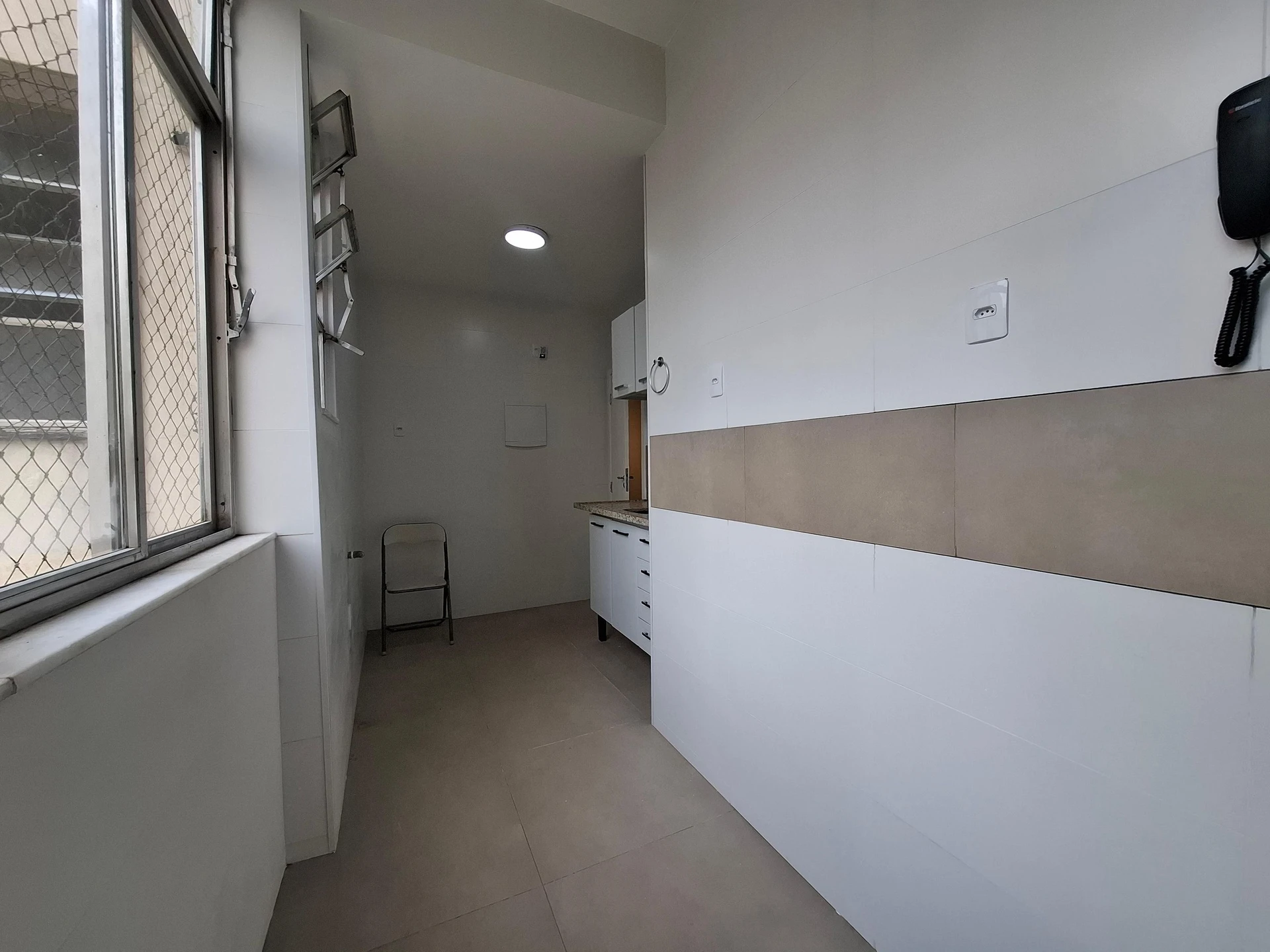 One-bedroom apartment with wood or laminate floors — photo 8