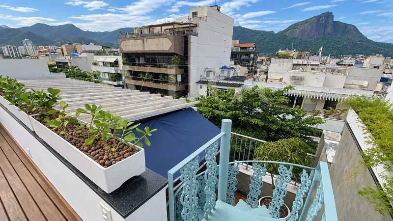 Balcony with a grill in a 3-bedroom apartment, 310 m² — photo 26