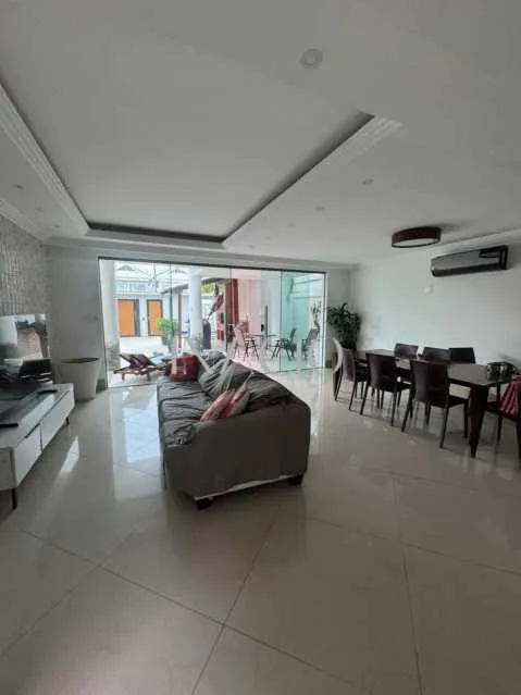 Jacuzzi y 5 dormitorios: casa de 300 m²