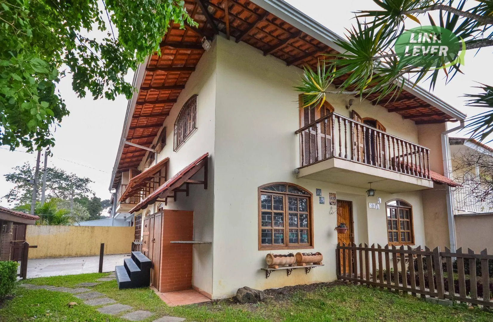 164 m² house with a fireplace and a grill on the balcony — photo 35