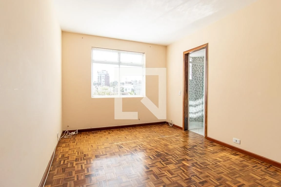 Apartamento de 3 quartos com piso de madeira ou laminado — photo 34