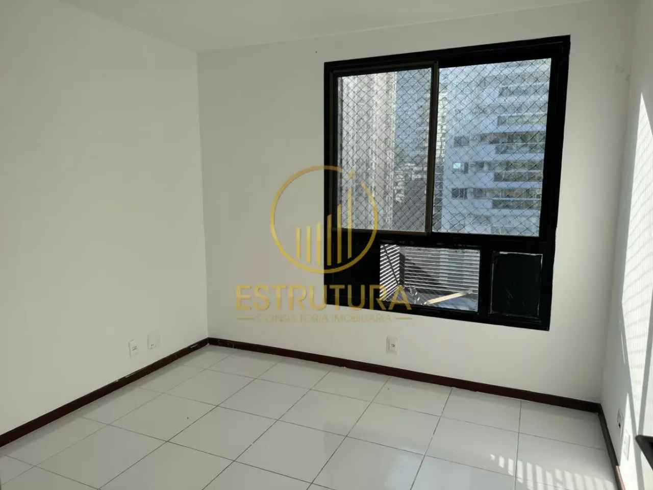4-bedroom apartment with enclosed glass balcony — photo 10