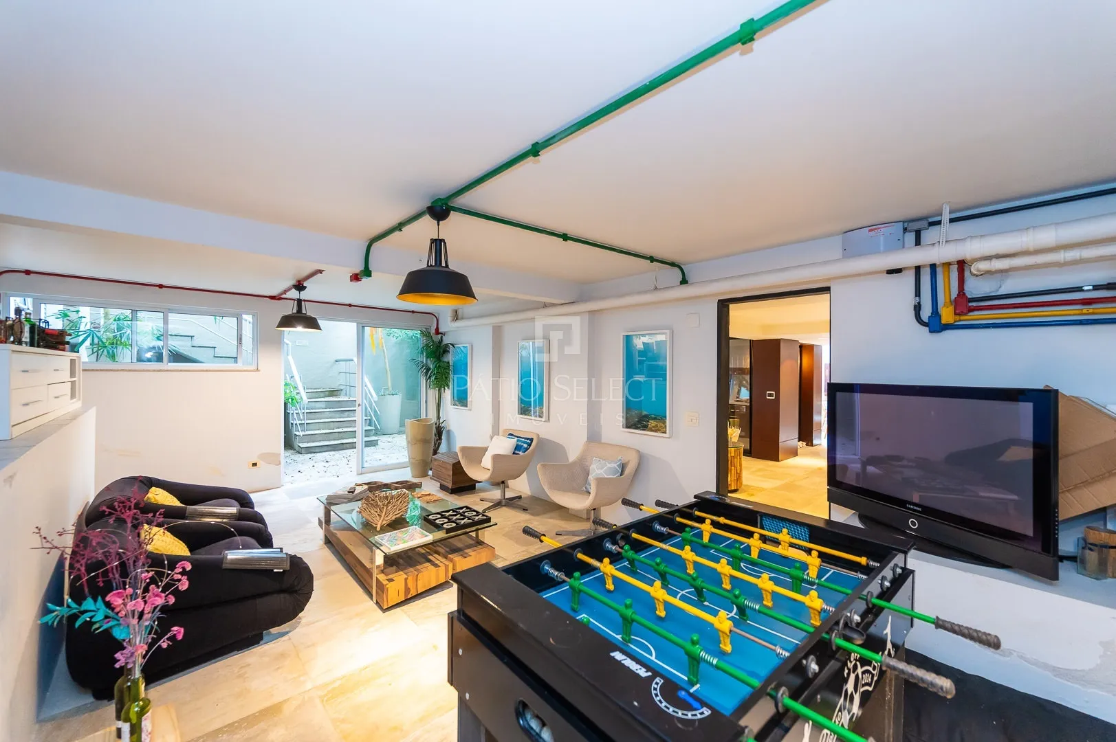 Floor-to-ceiling windows in a 6-bedroom house, 763 m² — photo 54